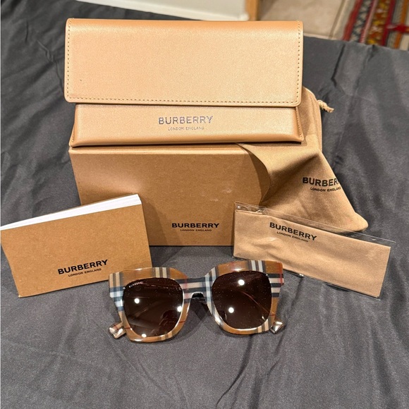 Burberry Kitty BE4364 396713 Sunglasses. NWOT & FULL INCLUSION - Picture 2 of 16